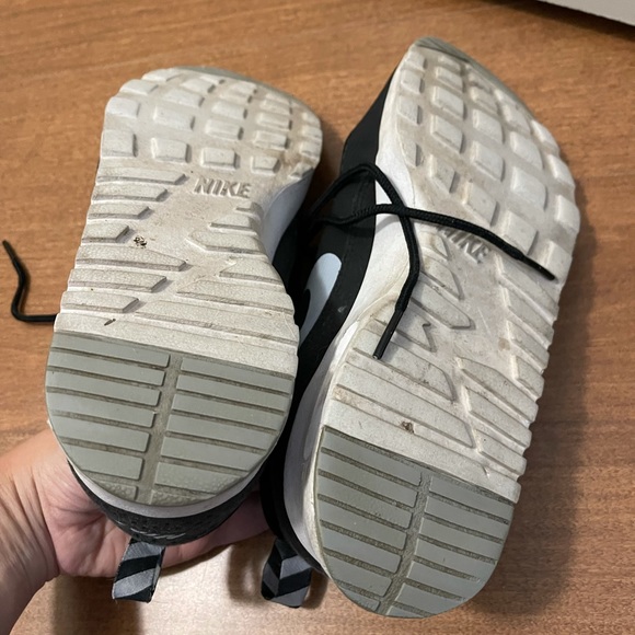 Nike Black & White Sneakers - Picture 4 of 4